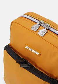 K-Way ERLOY UNISEX - Taška cez plece - yellow inca