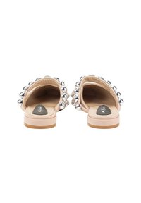 Chanclas de color rosa con adornos de metal plateado a lo largo de los lados, con parte trasera abierta y suela plana de textura suave.