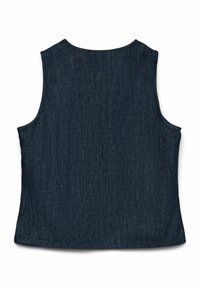 Chaleco de mezclilla sin mangas de color azul oscuro con un respaldo simple y liso y amplias sisas sobre un fondo blanco.