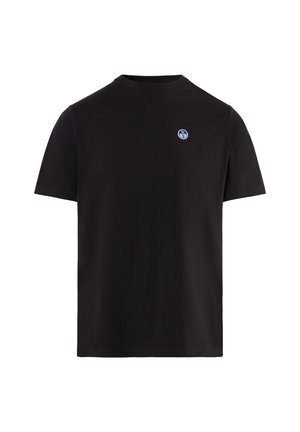 T-shirt nera in cotone con maniche corte, scollatura rotonda e un piccolo logo circolare blu sul petto. Design semplice e vestibilità regolare.
