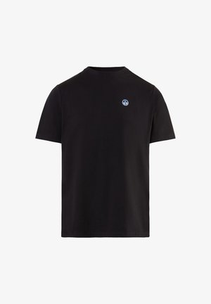 T-shirt nera in cotone con maniche corte, scollatura rotonda e un piccolo logo circolare blu sul petto. Design semplice e vestibilità regolare.