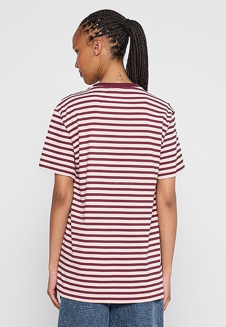 Camiseta de rayas en algodón suave, con anchas rayas horizontales en color burdeos y rosa claro, escote redondo y mangas cortas.
