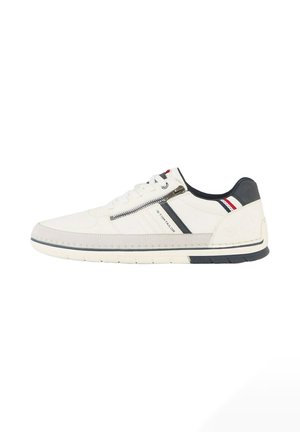 Baskets basses blanches avec fermeture éclair latérale, accents bleu marine et rouge, patch noir au talon, et logo "Tom Tailor" sur le côté.