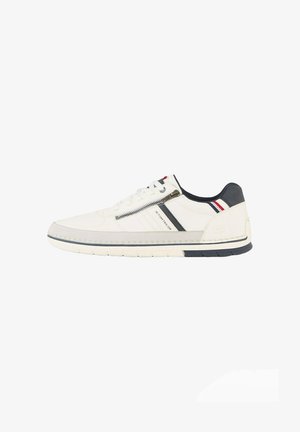 Scarpa da ginnastica bianca bassa con cerniera laterale, dettagli blu navy e rossi, toppa nera sul tallone e marchio "Tom Tailor" lungo il lato.