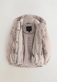 Puffig, ljusrosa jacka med huva, dragkedja fram, tryckknappar, elastiska ärmslut och "ALLSAINTS"-logotyp tryckt inuti.