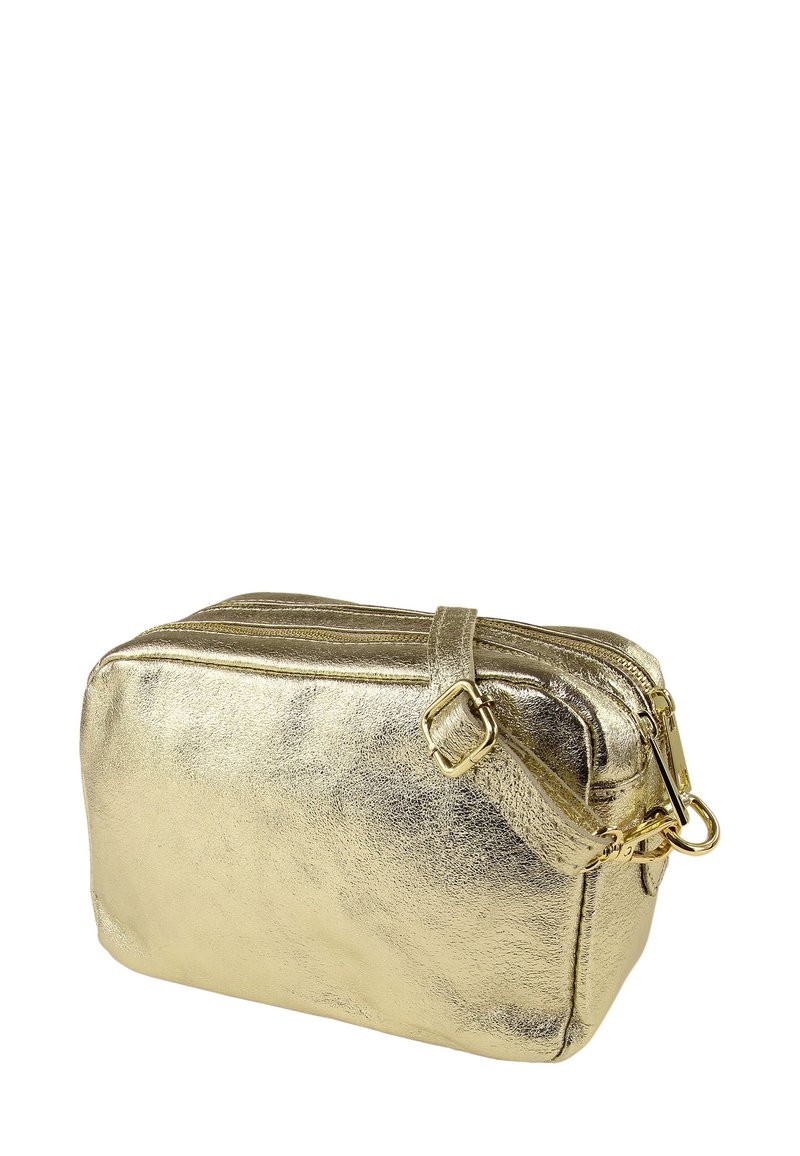 Gouden metallic cosmetische tas met een rechthoekige vorm, dubbele ritsvakken en een verstelbare riem met een metalen gesp.
