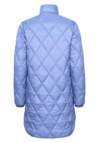Cappotto trapuntato azzurro chiaro con colletto alto, maniche lunghe e motivo a rombi, con orlo leggermente arrotondato.