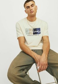 Jack & Jones RUNDHALS - Camiseta estampada - buttercream