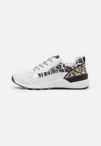 Weiße Sneaker mit silbernen Akzenten, strukturierten Materialien, Leopardenmuster auf der Ferse und einer klobigen schwarzen Sohle. Mit Schnürsenkeldesign.