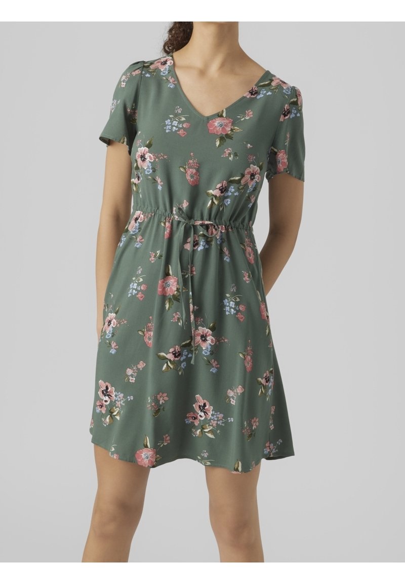 Robe à manches courtes, décolleté en V, en tissu vert avec un imprimé floral rose et bleu. Caractérisée par une taille élastique avec cordon de serrage et une jupe évasée.