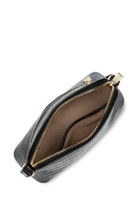 Sac en cuir noir texturé avec des éléments en or. La fermeture éclair ouverte révèle un intérieur beige avec deux compartiments et une finition lisse.