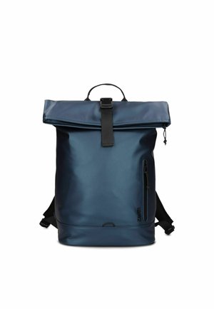 Zaino blu navy con chiusura a rotolo, tasca frontale con cerniera verticale, cinturino con fibbia nera, maniglia superiore e spallacci regolabili.