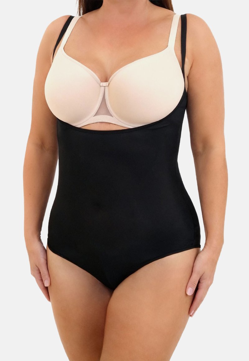 Fekete testhez simuló ruha sima textúrával, állítható pántokkal és egy áttetsző résszel egy meztelen színű melltartó alatt.