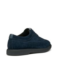 Scarpe oxford in suede navy con dettagli perforati, punta arrotondata, suola piatta in gomma nera e accenti in pelle liscia sul tallone.