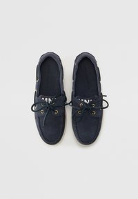 Mørkeblå semsket skinn loafers med rund tå, snøring foran, gulløyler og teksturert innersåle. Har en myk, matt overflate og gummisåle.
