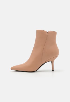- Ankle boot
