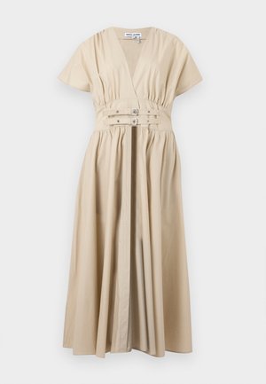 Robe longue beige avec décolleté en V, manches courtes, taille froncée et détail de ceinture à double boucle à la taille.