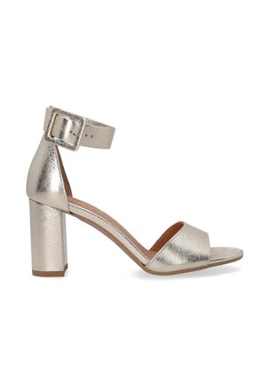 Metallisch silberne High-Heel-Sandale mit dickem Blockabsatz, Knöchelriemen mit Schnalle, offener Zehenpartie und glattem, strukturiertem Leder-Obermaterial.