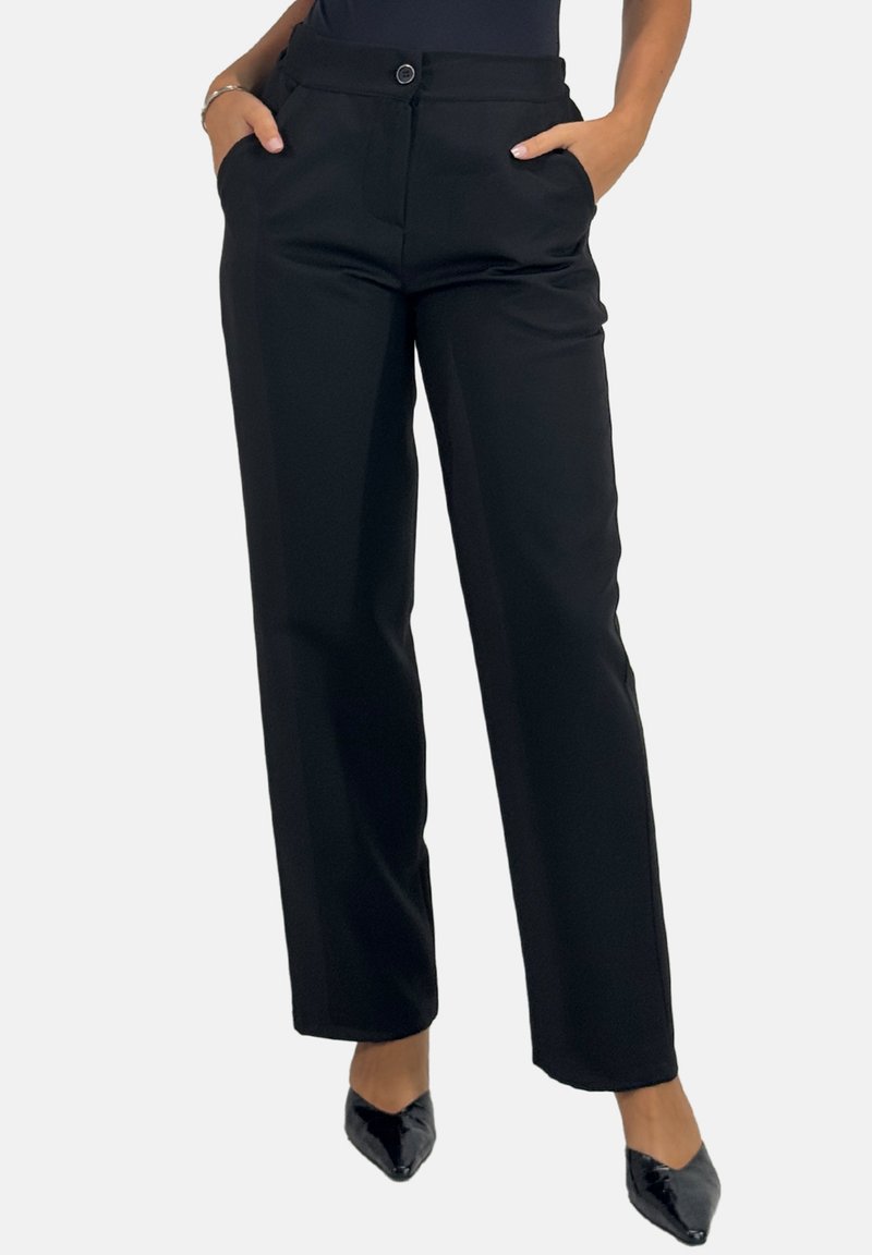 Pantalones negros a medida con diseño de pierna recta, que cuentan con bolsillos delanteros y un cierre de un solo botón, hechos de una tela suave.