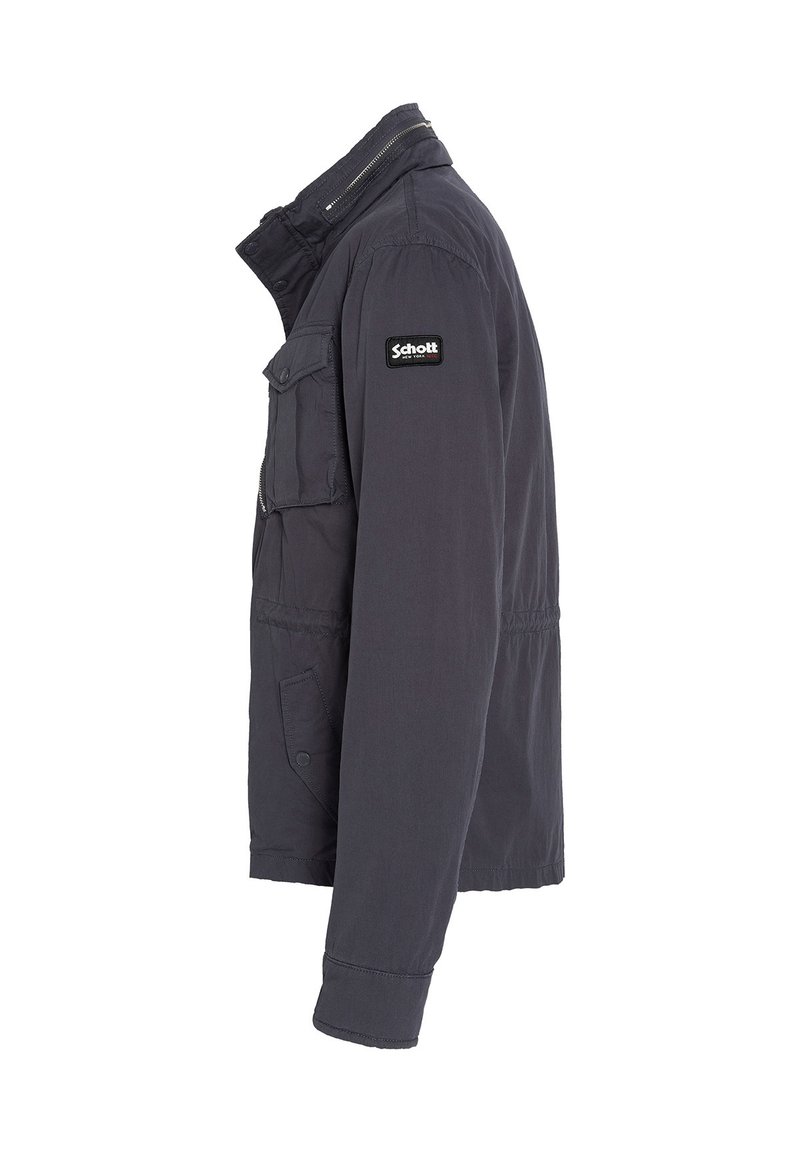 Giacca blu navy con colletto con zip, due tasche sul petto e un patch con il logo Schott sulla parte superiore della manica. Realizzata in tessuto leggero e lisci.