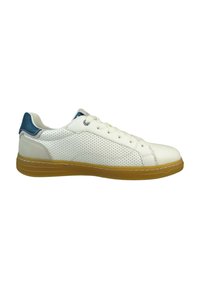 Weißer perforierter Leder-Sneaker mit blauer Fersenakzent und Gumminsohle. Besitzt flache Schnürsenkel und kontrastierende Nähte an der Sohle.