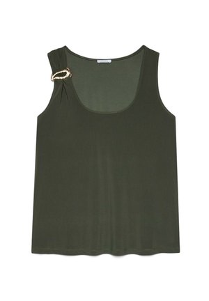 Mouwloze donkergroene top met een ronde halslijn en decoratieve gesp in goudkleur op de linker schouder.