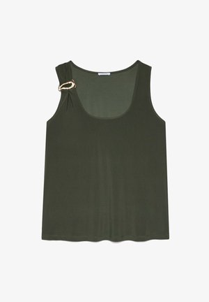 Ærmeløs mørkegrøn top med rund halsudskæring og dekorativ guldbøjle på venstre skulder.