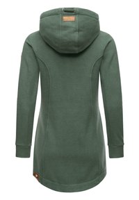 Zaļš vilnas žakets ar kapuci, ar garām piedurkņām, apakšdaļa pārsniedz gurnus un tam ir ādas zīmols apakšējā pusē.