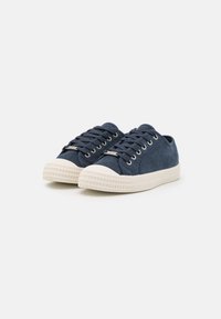 Sneakers blu navy realizzati in morbido tessuto, con suole in gomma bianca, punta arrotondata e chiusura con lacci classica. Dettagli testurizzati sui lati.