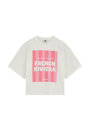 Camiseta blanca de manga corta con rayas verticales rosas y texto blanco que dice "Sérénade des soleils FRENCH RIVIERA" en el frente.