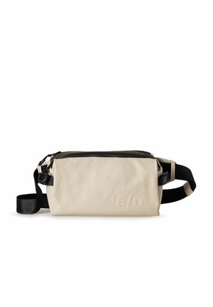 Beige Umhängetasche mit strukturierter Oberfläche, schwarzem Reißverschluss, verstellbarem Strap und dezentem Logodetail auf einer Seite.
