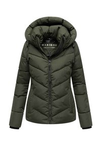 Kurtka w kolorze oliwkowym, ocieplana, z kapturem, z ukośnym pikowaniem, zamkiem błyskawicznym z przodu i regulowanymi sznurkami.