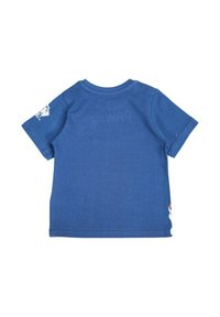 T-shirt en coton bleu avec des manches courtes, col rond et un motif graphique sur la manche gauche. Le tissu a une texture lisse.