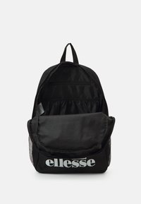 Fekete hátizsák, nagy fő rekesszel, cipzáras zsebbel és hálós oldalzsebekkel. Elülső részén feltűnő fehér "ellesse" logó található.