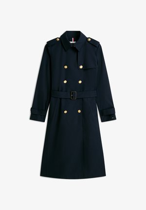 Gabardina azul marino de doble botonadura con botones dorados, cintura con cinturón, hombreras y mangas largas.