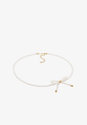 Weißes Perlenhalsband mit einem goldenen Verschluss und dekorativem Schleifendetail. Glatte Textur und gleichmäßige sphärische Perlen. Verstellbare Kettenlänge.