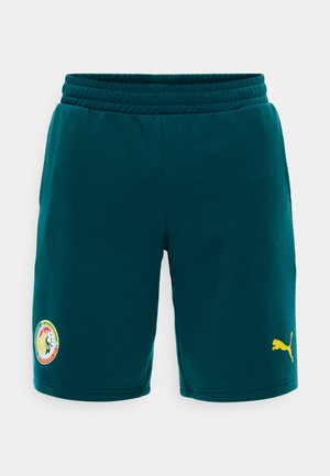 Shorts de sport bleu sarcelle avec taille élastique, logo de l'équipe de football du Sénégal sur la jambe gauche et logo jaune Puma sur la jambe droite, présentés à plat.