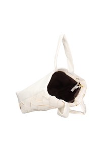 Borsa a tracolla bianca intrecciata con una sottile cintura, dotata di una chiusura con cerniera e un interno marrone. Texture liscia con una leggera lucentezza.