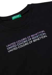 Černé bavlněné tričko s vyšitou textem v přechodných barvách: fialová, bílá a světle fialová, s nápisem „UNITED COLORS OF BENETTON“.