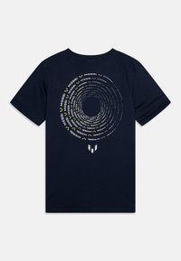 Marineblå t-skjorte i bomull med et spiral grafikk i hvit og gul tekst med gjentatt "MESSI" og logo på midten av ryggen.