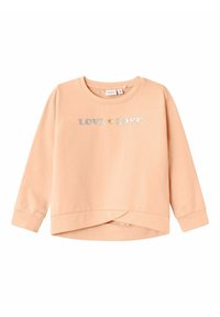 Sweatshirt pêche à manches longues pour tout-petit avec le texte argenté "LOVE" et un cœur doré entre les mots sur la poitrine, ainsi qu'un design d'ourlet à couches.