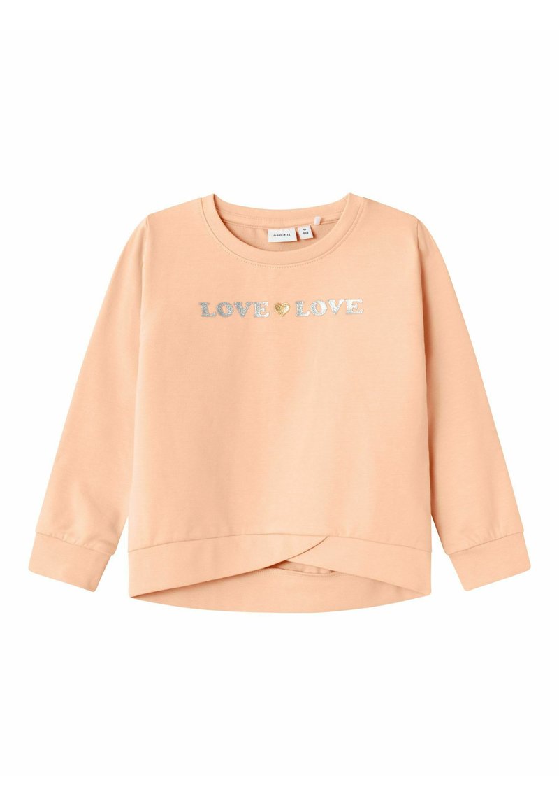 Sweatshirt pêche à manches longues pour tout-petit avec le texte argenté "LOVE" et un cœur doré entre les mots sur la poitrine, ainsi qu'un design d'ourlet à couches.