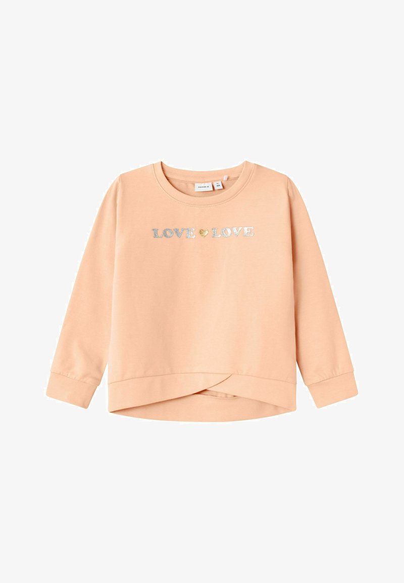 Sweatshirt pêche à manches longues pour tout-petit avec le texte argenté "LOVE" et un cœur doré entre les mots sur la poitrine, ainsi qu'un design d'ourlet à couches.