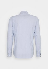 Camisa de manga larga a rayas azul claro, confeccionada con un tejido de textura suave. Presenta un cuello abotonado y puños con botones.