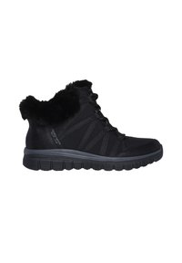Zapatillas altas negras con un collar de pelo sintético, parte superior de tela, diseño de cordones y una suela de goma texturizada con ranuras flexibles.