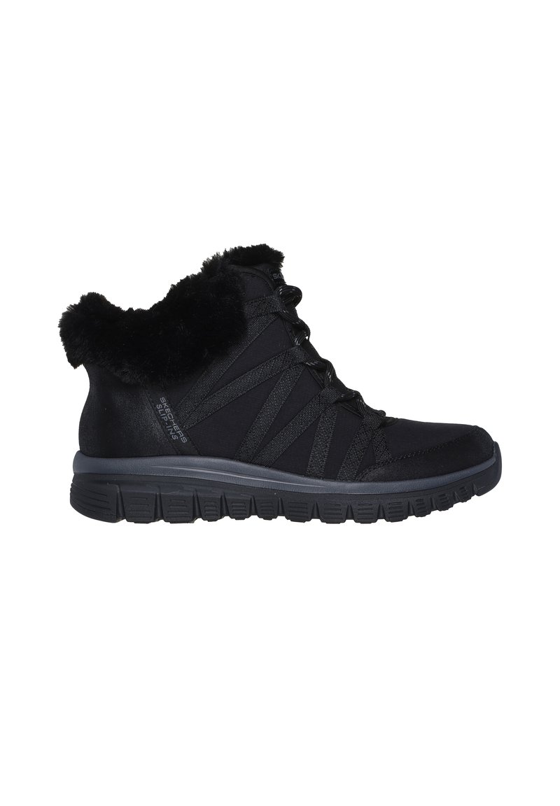 Zapatillas altas negras con un collar de pelo sintético, parte superior de tela, diseño de cordones y una suela de goma texturizada con ranuras flexibles.