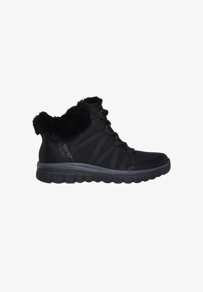 Zapatillas altas negras con un collar de pelo sintético, parte superior de tela, diseño de cordones y una suela de goma texturizada con ranuras flexibles.