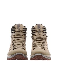 Scarpe da trekking beige con tessuto in rete e suola in gomma. Presentano un collare imbottito, occhielli in metallo e dettagli texturizzati sulla parte superiore.