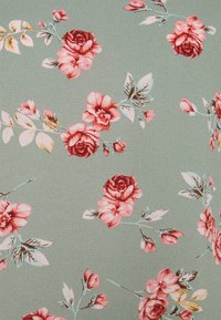 Blumenstoff mit mintgrünem Hintergrund, der Gruppen von roten und rosa Rosen, grünen Blättern und zarten blauen Akzenten zeigt.