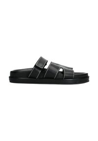 Zwarte leren sandalen met twee verstelbare banden en uitsneden. Dikke, platte zool met een gestructureerde onderkant en witte stikseldetails.